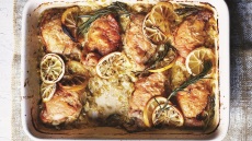 Η συνταγή της ημέρας: Λεμονάτο κοτόπουλο στον φούρνο με πράσο. Το μενού της εβδομάδας (3 έως 9/10)