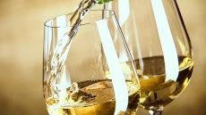 20 λευκά κρασιά που κοστίζουν κάτω από €12