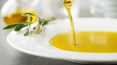 Πώς να «σώσετε» το φαγητό αν σας παράπεσε το λάδι
