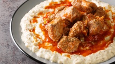 Μοσχαράκι κοκκινιστό στην κατσαρόλα: η κλασική εκδοχή και οι παραλλαγές των σεφ