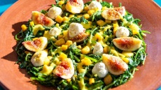 Σαλάτα με ψητό σταμναγκάθι, ψητά σύκα, γαλομυζήθρα και χανιώτικο μάνγκο