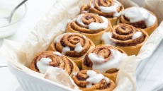 Cinnamon rolls: Το κόλπο για να πετύχετε το τέλειο σχήμα