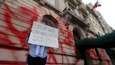 ΗΠΑ: Άγνωστοι βανδάλισαν με κόκκινη μπογιά το ρωσικό προξενείο στο Μανχάταν - Δείτε βίντεο