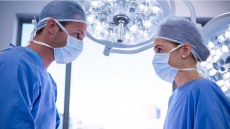 Θα κάνετε επέμβαση; Πόση σημασία έχει αν το νυστέρι το κρατά άνδρας ή γυναίκα χειρουργός