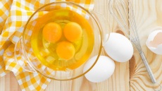 Είναι ασφαλές να καταναλώνουμε ωμή ζύμη κέικ, την ώρα που το παρασκευάζουμε;