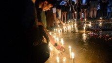 Τραγωδία σε γήπεδο στην Ινδονησία: Αναποδογύριζε πτώματα για να βρει τη σύζυγο και τις κόρες του