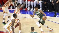 Μπακς - Χοκς 113-123: Ντεμπούτο Αντετοκούνμπο με ήττα στο Άμπου Ντάμπι 