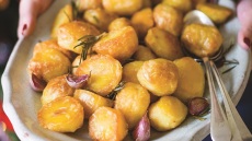 Ψητές πατάτες με σκόρδο και δεντρολίβανο