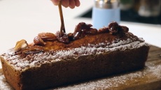 Κέικ με χουρμάδες χωρίς ζάχαρη, από τον Στέλιο Παρλιάρο (ΒΙΝΤΕΟ)