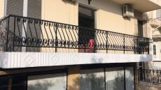 Επίθεση στη Νίκαια: «Με έσφαξε, με έσφαξε» φώναζε η γυναίκα που τη μαχαίρωσε με φαλτσέτα ο σύζυγός της