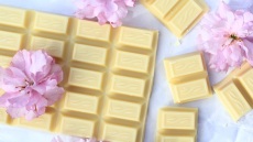 Λευκή σοκολάτα: πώς την επιλέγουμε και σε ποιες συνταγές αναδεικνύεται;