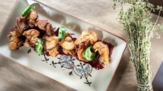 Τηγανητό τραγανό κουνέλι με σάλτσα μαρουβά