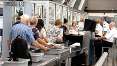 Έμπολα: Εξετάσεις για τους ταξιδιώτες που πέρασαν από την Ουγκάντα σε 5 αεροδρόμια των ΗΠΑ