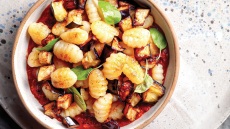 Νιόκι με μελιτζάνες και παρμεζάνα