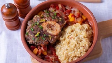 Τα πάντα για το οσομπούκο: Ο Δ. Παπαζυμούρης μάς εξηγεί τι είναι και πώς το μαγειρεύουμε (+ συνταγές)