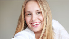 Ανανέωση προσώπου: Όλες οι θεραπείες που «σβήνουν» τις ρυτίδες και τα σημάδια του ήλιου