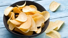 Πατατάκια: γιατί δεν μπορούμε να φάμε ποτέ μόνο ένα, σύμφωνα με την επιστήμη