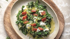 Τσιγαριαστό σπανάκι με φέτα και αυγοτάραχο