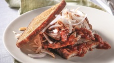 Χοιρινός λαιμός με φρυγανισμένο προζυμένιο ψωμί