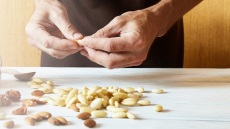 Πώς αφαιρούμε εύκολα τη φλούδα από τα αμύγδαλα για τις παρασκευές μας (+ συνταγές)