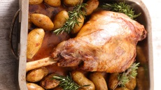 Αρνάκι με πατάτες στον φούρνο: πώς το φτιάχνουν οι σεφ;