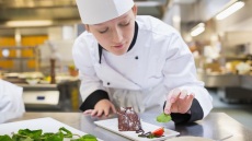 Μανώλης Παπουτσάκης: «Γυναίκες και άνδρες είμαστε ίσοι μέσα κι έξω από την κουζίνα»