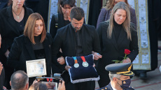 Κηδεία Αλέξανδρου Νικολαΐδη: Η συγκλονιστική στιγμή με τον Μουρούτσο να μεταφέρει τα Ολυμπιακά μετάλλιά του