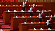 Κίνα: Με στρατιωτική πειθαρχία...σερβίρεται το τσάι στο συνέδριο του Κομμουνιστικού Κόμματος - Βίντεο