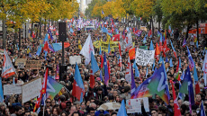 Γαλλία: Πληθωρισμός, ενεργειακή και κλιματική κρίση έβγαλαν στους δρόμους χιλιάδες πολίτες - «Πρωτεργάτης» ο Μελανσόν (βίντεο)