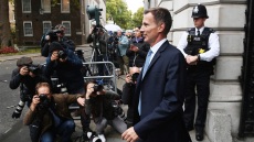 Βρετανία: Ο νέος υπουργός Οικονομικών Τζέρεμι Χαντ ακυρώνει όλα τα μέτρα του προκατόχου του