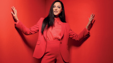 H Ευαγγελία Συριοπούλου ισορροπεί ανάμεσα σε δύο κόσμους