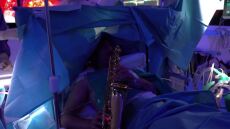 Ιταλία: Ασθενής παίζει σαξόφωνο σε 9ωρη εγχείρηση αφαίρεσης όγκου  από τον εγκέφαλο - Δείτε βίντεο