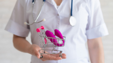 Κολπική ξηρότητα και ατροφία: Πώς και πόσο βοηθούν τα sex toys