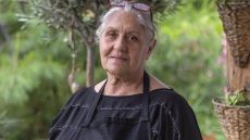 Γιώτα Κουφαδάκη, μια μαγείρισσα- θρύλος: Οι αξίες και οι συνταγές της cheffe patronne της Μπουκαδούρας
