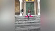 Ιταλία: Βρετανίδα φωτογραφήθηκε γυμνή στα σκαλιά καθεδρικού ναού - Δείτε το βίντεο