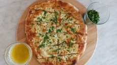 Πώς να φτιάξετε λαχταριστά σπιτικά σκορδόψωμα με τυρί