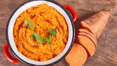 Πουρές κόκκινης γλυκοπατάτας: Όλα τα μυστικά για αυτό το φθινοπωρινό comfort συνοδευτικό