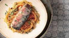 Παλαμίδα με νούμπουλο, κουκουνάρι και πράσινες ντομάτες πλακί