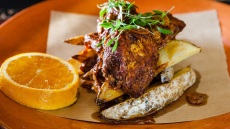 Πικάντικο χωριάτικο κοτόπουλο με άγρια βότανα στη γάστρα και πατάτες οφτές