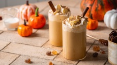 Pumpkin Latte: Tips για να πετύχετε το φθινοπωρινό ρόφημα καφέ με κολοκύθα (+συνταγή)