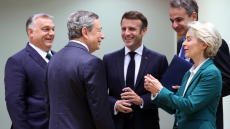 Μάριο Ντράγκι: Με βίντεο έκπληξη τον αποχαιρέτησαν στη Σύνοδο - Τον καταχειροκρότησαν οι ηγέτες 