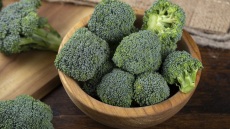 8 τρόφιμα που είναι καλύτερο να καταναλώνονται ωμά