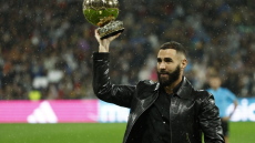   Ο Μπενζεμά παρέλαβε υπό καταρρακτώδη βροχή τη Χρυσή Μπάλα από Ζιντάν και Μόντριτς - Δείτε βίντεο