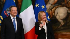 Ιταλία: Έγινε η τελετή παράδοσης-παραλαβής - Ο Ντράγκι έδωσε το «χρυσό καμπανάκι» στη Μελόνι