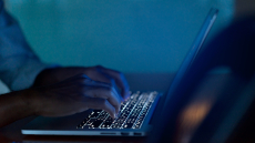 Παρίστανε τη γυναίκα online για να ξεγελάσει νεαρό και να τον εκβιάσει με τις γυμνές φωτογραφίες του