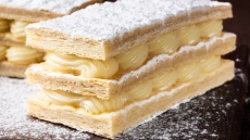 Μιλφέιγ: οι αγαπημένες μας συνταγές για το κλασικό γαλλικό επιδόρπιο