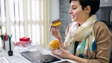 Τσιμπολογήματα στο γραφείο: Πού οφείλονται και πώς να τα αποφύγουμε