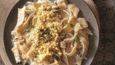 Μανιάτικα λαζάνια με λευκό καγιανά και μυζήθρα