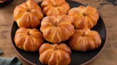 Halloween: Πώς να φτιάξετε μπριος κολοκύθας βήμα-βήμα