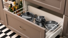 Οργάνωση κουζίνας: Γιατί να προτιμάτε συρτάρια αντί για ντουλάπια